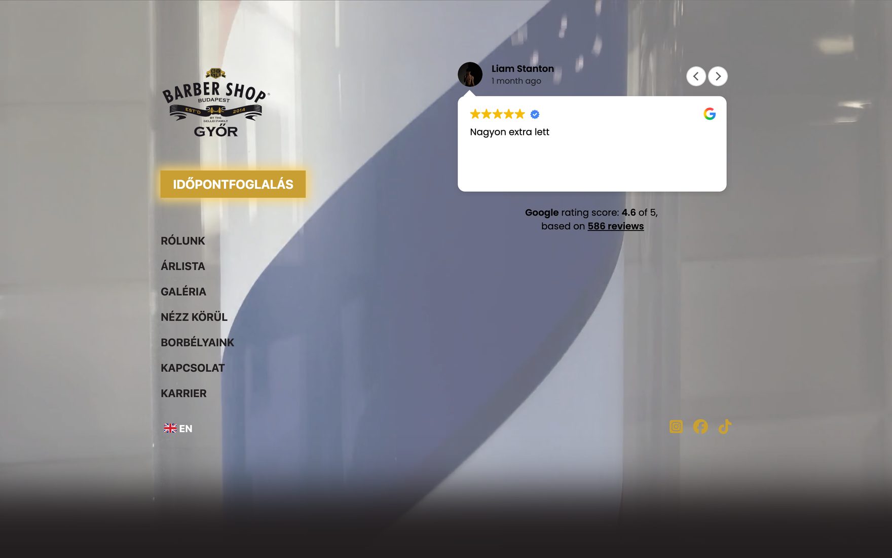 Der Startbildschirm der Website von Barbershop Győr: ein gräuliches Hintergrundfoto, links das Logo, darunter ein goldener Button „Időpontfoglalás“ (Termin buchen) und das Menü, rechts eine eingeblendete Google-Bewertung.