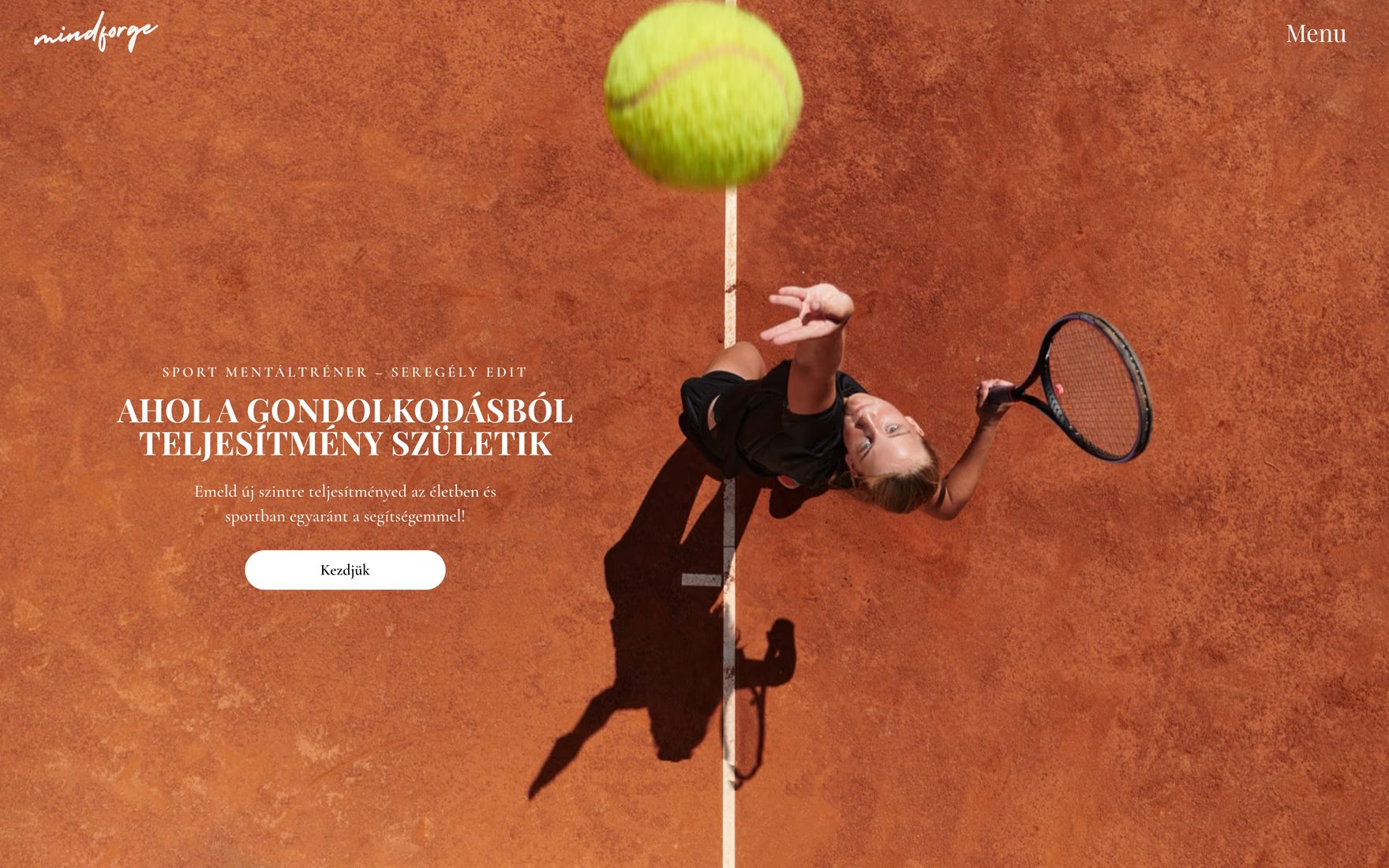Der Startbildschirm der MindForge-Website: ein Sandplatz von oben mit einer aufschlagenden Spielerin, die Überschrift „Ahol a gondolkodásból teljesítmény születik“ (wo aus Denken Leistung wird) und ein Button „Kezdjük“ (los geht's).