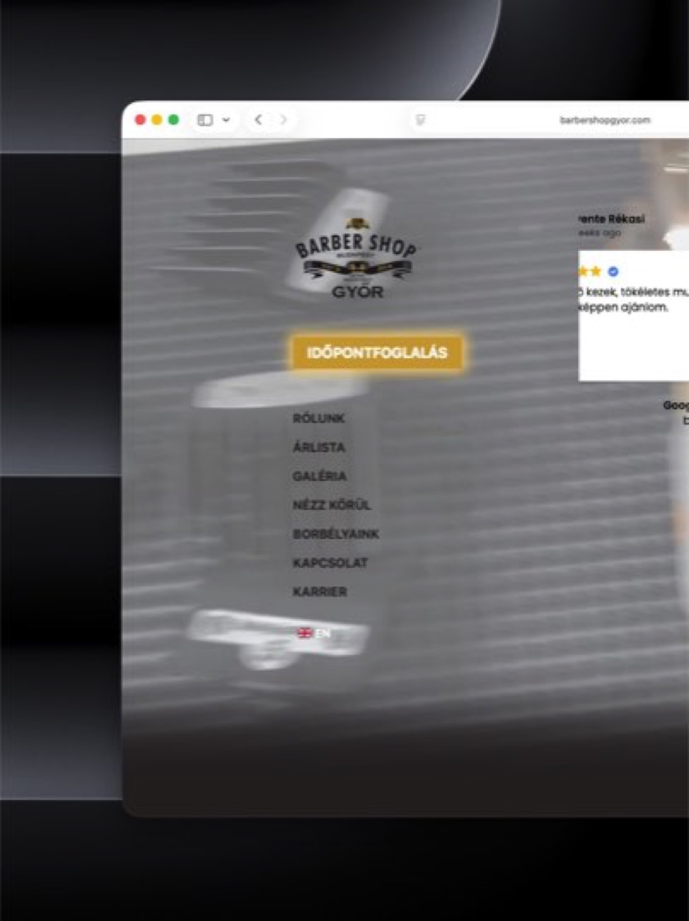 A Barbershop Győr weboldalának nyitóképernyője: monokróm háttér, középen a logó, alatta arany „Időpontfoglalás” gomb és a menüpontok.
