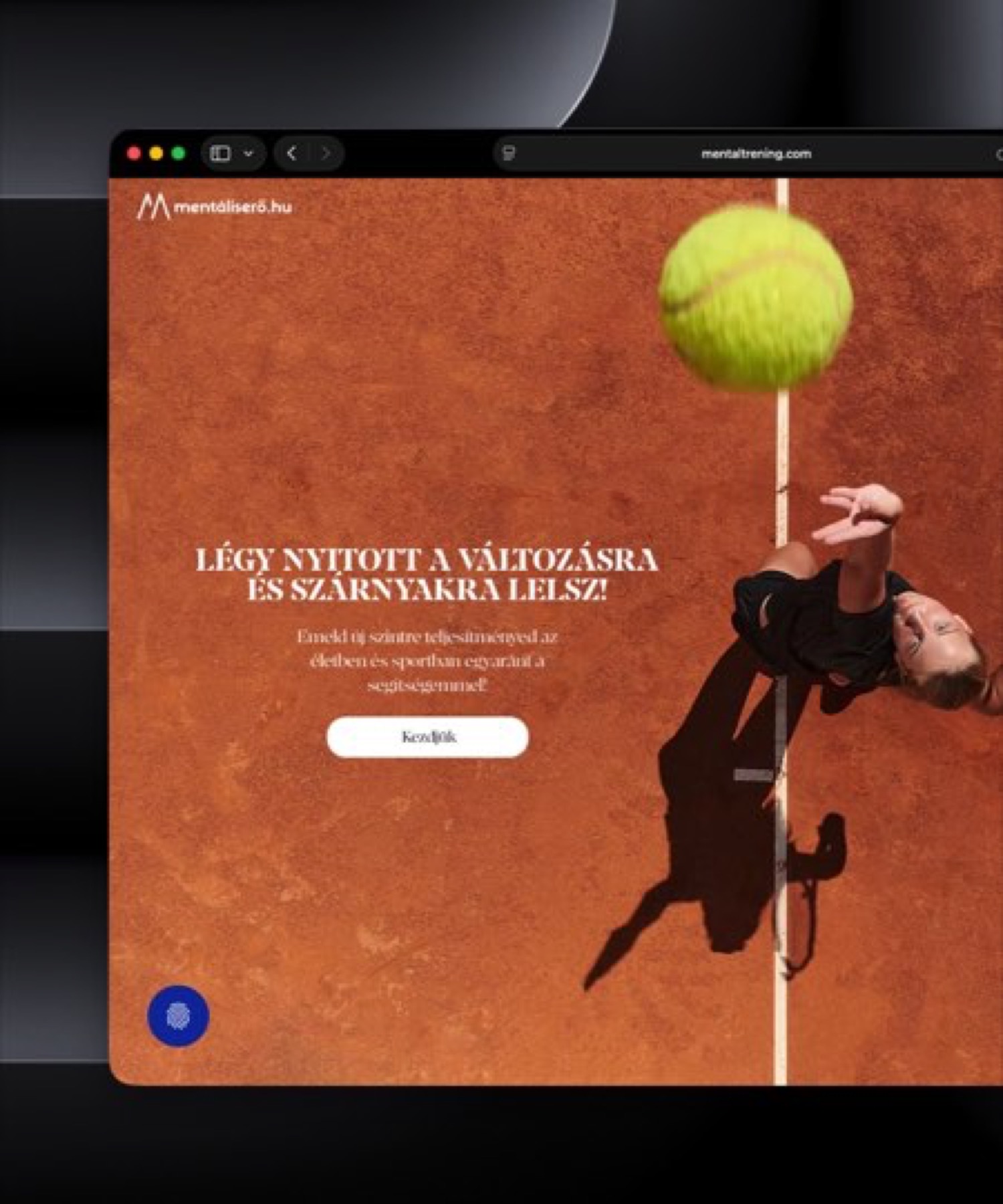 A mentaltrening.com weboldalának nyitóképernyője: felülnézeti salakos teniszpálya, „Légy nyitott a változásra és szárnyakra lelsz!” címsorral.